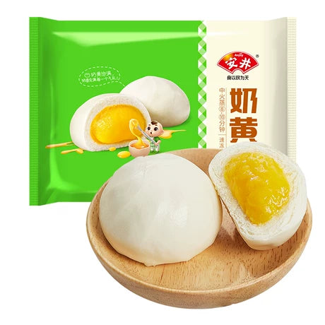 安井金麦流沙包特写，掰开后露出金黄咸蛋黄流心馅料
