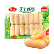 安井芝士虾肠包装图，展示了透明真空包装内的整齐虾肠，以及前方切开展示浓郁芝士夹心的熟制虾肠，背景带有绿色蔬菜装饰。