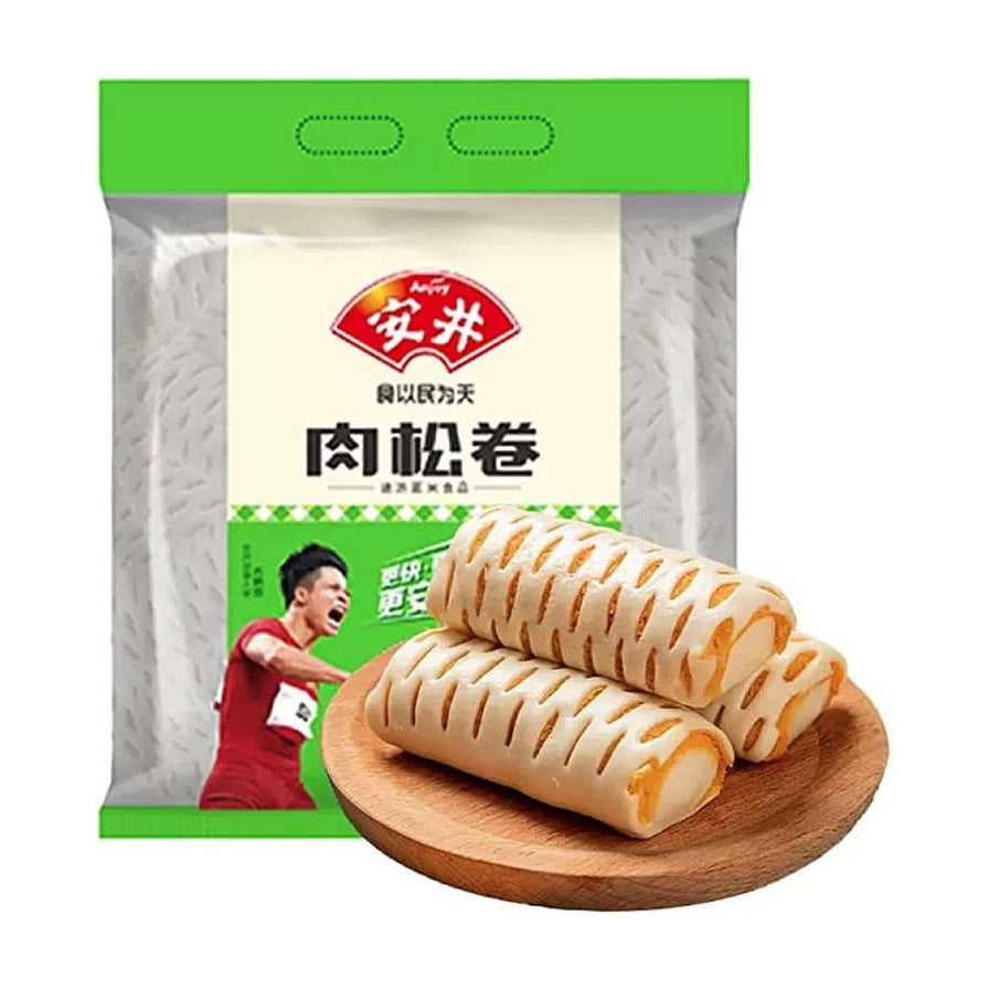 安井肉松卷量贩装包装袋，前方木托盘上摆放着三个金黄松软的肉松卷，展示产品外观。
