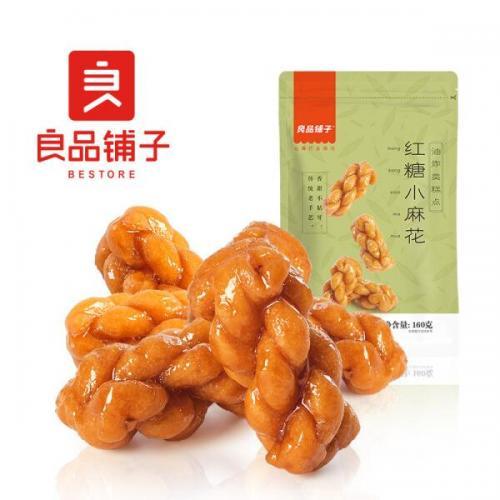 良品铺子红糖小麻花包装背面，展示营养成分表和产品信息细节。