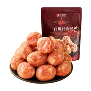 良品铺子一口爆汁肉肠原味，一盘饱满多汁的小香肠，背景为红色包装袋。