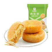 良品铺子肉松饼，展示了金黄酥软的外皮和内部扎实的肉松纤维，背景为绿色包装袋。