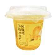 良品铺子羊脂秋月梨炖枇杷杯装，白色背景下的产品正面图，展示透明杯身、黄色标签及秋月梨和枇杷图案。