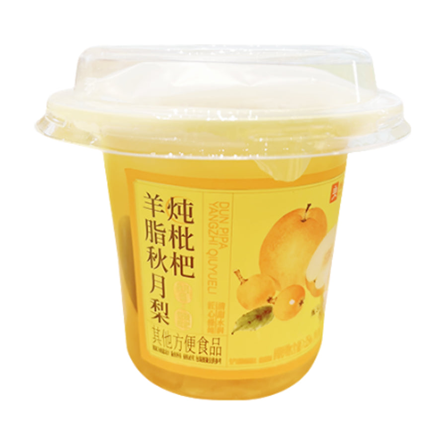 良品铺子羊脂秋月梨炖枇杷杯装，白色背景下的产品正面图，展示透明杯身、黄色标签及秋月梨和枇杷图案。
