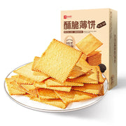 良品铺子黑松露火腿味酥脆薄饼包装正面，展示咸香风味饼干零食