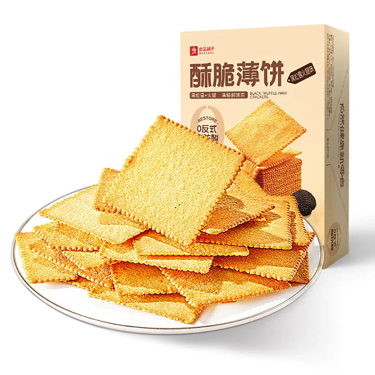 良品铺子黑松露火腿味酥脆薄饼包装正面，展示咸香风味饼干零食