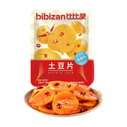 比比赞香辣味腌制土豆片包装及盘装展示，土豆片色泽红亮，点缀有辣椒段。