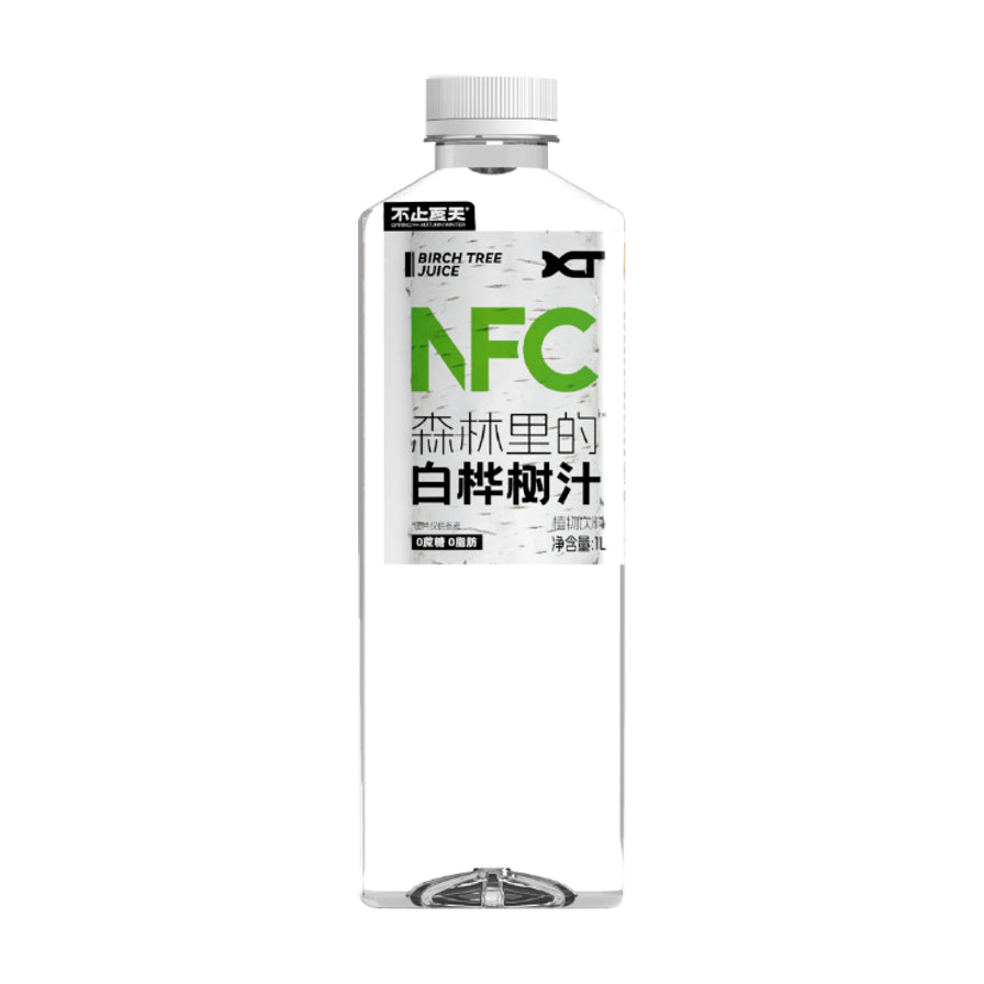 不止夏天森林里的白桦树汁瓶装正面图，白色瓶盖，透明瓶身，标签印有NFC、森林里的白桦树汁、0蔗糖0脂肪等字样。