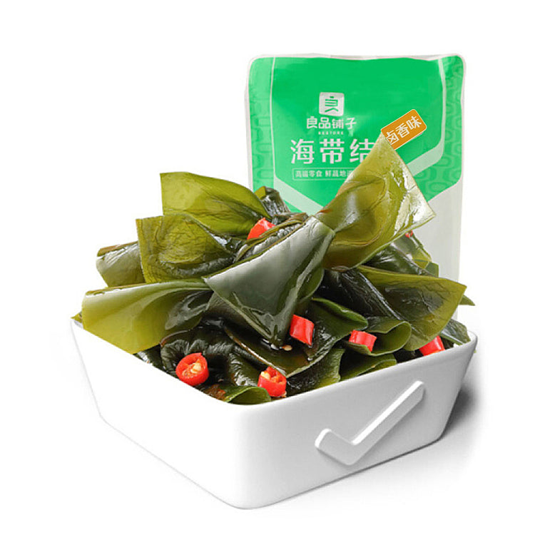 良品铺子卤香味海带结独立小包装，酱色厚切海带结特写