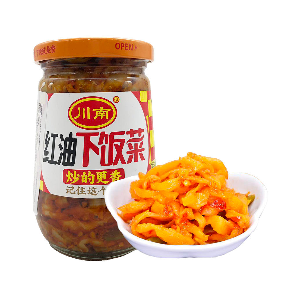 川南下饭菜红油口味瓶身特写，展示香辣红油与蔬菜颗粒