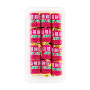 白色背景下整齐排列在透明塑料盒中的经典山楂饼，每个小卷采用红黄波点包装，印有山楂饼和HAW FLAKES字样。