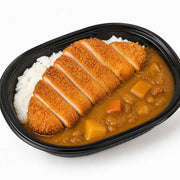 黑色便当盒内盛放的咖喱猪排饭，包含切块的酥脆炸猪排、浓郁的咖喱酱汁和白米饭，俯视视角。