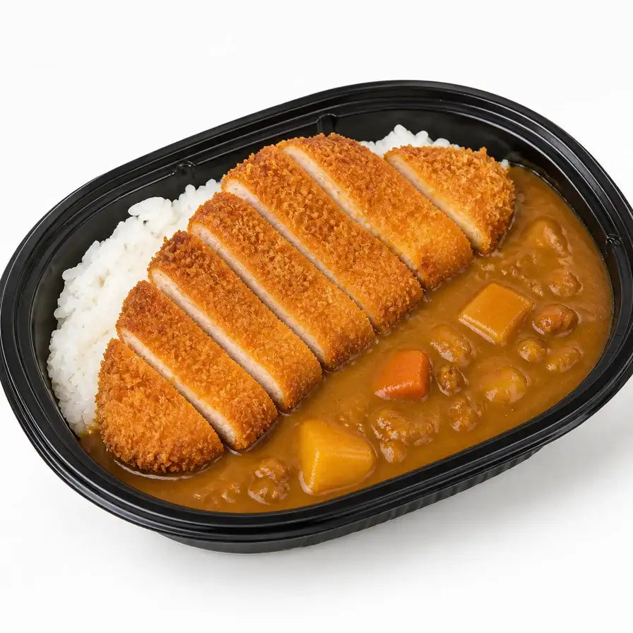 黑色便当盒内盛放的咖喱猪排饭，包含切块的酥脆炸猪排、浓郁的咖喱酱汁和白米饭，俯视视角。