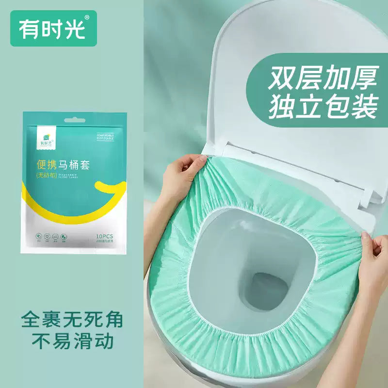 有时光一次性马桶垫使用场景示意图，展示全包围覆盖马桶圈的效果与防滑细节