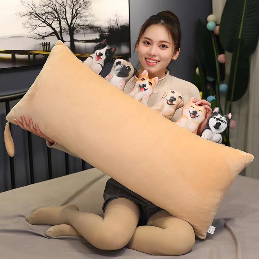 一位女性坐在床上怀抱长条狗狗抱枕，展示了90cm抱枕的实际尺寸大小和柔软质感。
