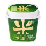 东北大板五常大米牛乳霜冰淇淋杯装，绿色包装上印有醒目的金色米字，标注净含量85克，纯牛乳添加量大于等于35%，大米添加量大于等于20%。