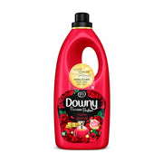 Downy 红色瓶装衣物柔顺剂，正面展示，瓶身印有红色玫瑰花图案和品牌标识，白色背景。