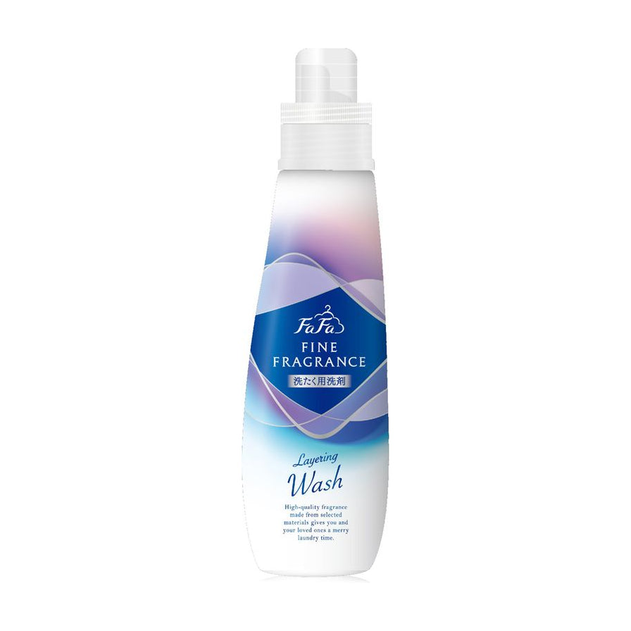 日本 FaFa Fine Fragrance 香水洗衣液瓶装，白色瓶身配以蓝紫色流线型标签设计。