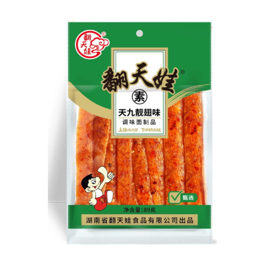 翻天娃辣条天九靓翅味89g包装正面图，展示绿色包装袋、品牌Logo、卡通形象及内部条状辣条。