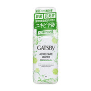 GATSBY杰士派男士药用抗痘爽肤水，白色瓶身印有绿色水花图案，瓶盖带有绿色标签，标注杀菌抗炎症及预防粉刺功效。