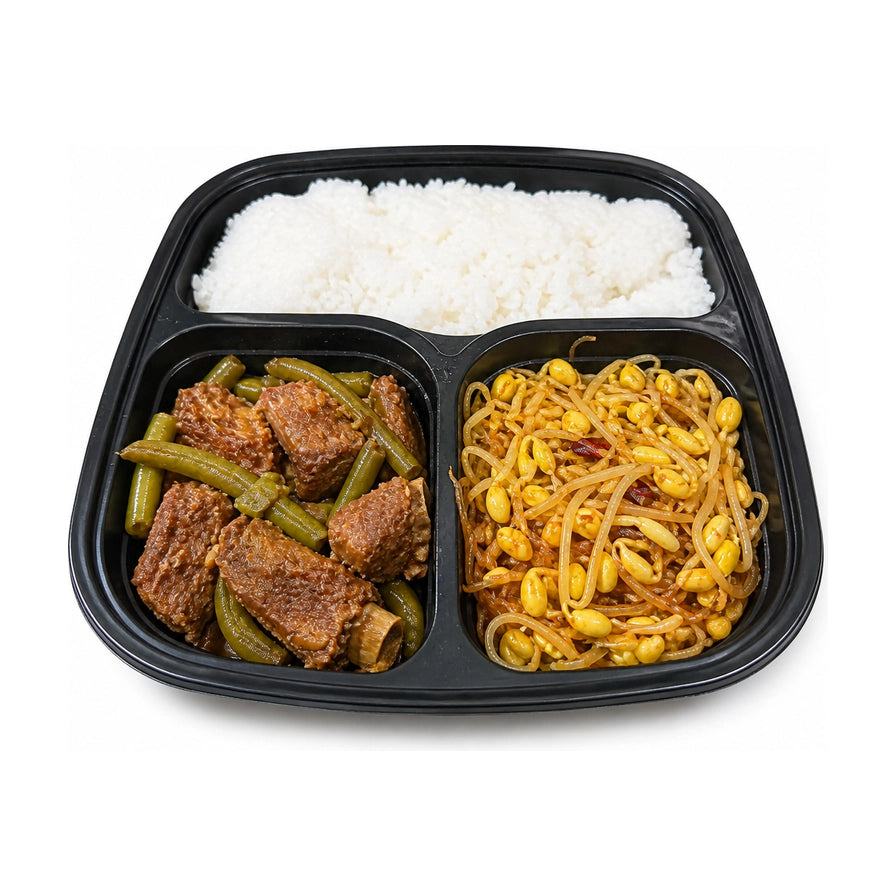 白色背景下的三格黑色便当盒，包含豆角焖排骨、豆芽炒粉丝和白米饭，俯视视角展示食材细节。