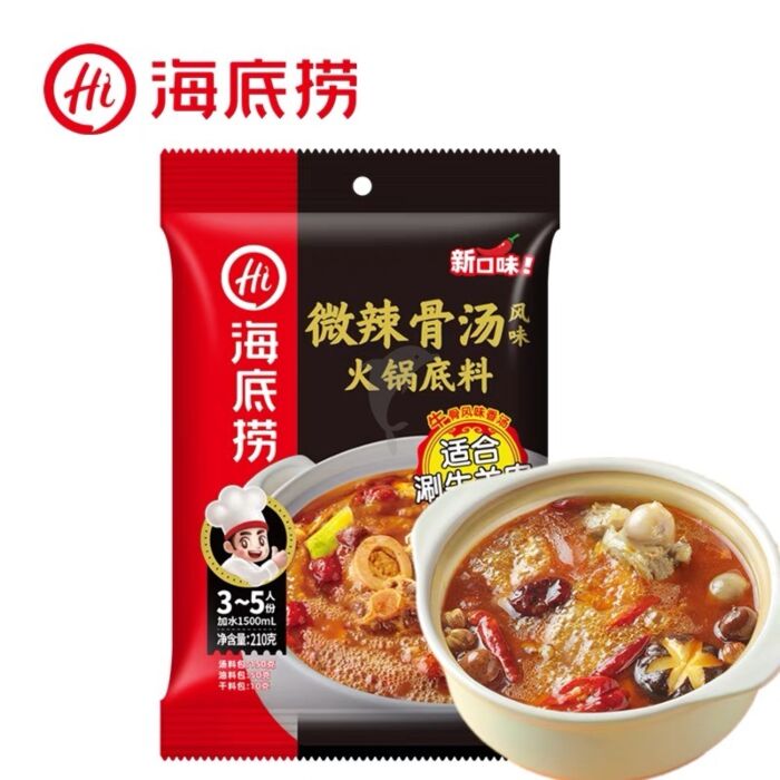 海底捞微辣骨汤火锅底料产品特写，展示包装细节与配料信息