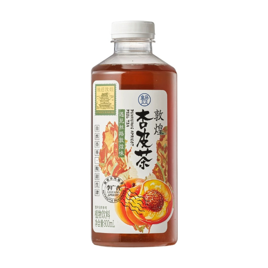 盒马敦煌杏皮茶900ml瓶装，白色标签印有敦煌壁画元素、李广杏图案及“敦煌杏皮茶”字样，展示深琥珀色液体。