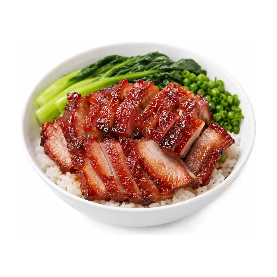 一碗港式蜜汁叉烧饭，包含切片红亮叉烧、白米饭、烫青菜和葱花，白色背景。