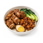 港式排骨卤肉饭双拼便当，包含色泽红亮的排骨、浓郁卤肉、半颗卤蛋和新鲜青菜，搭配白米饭。