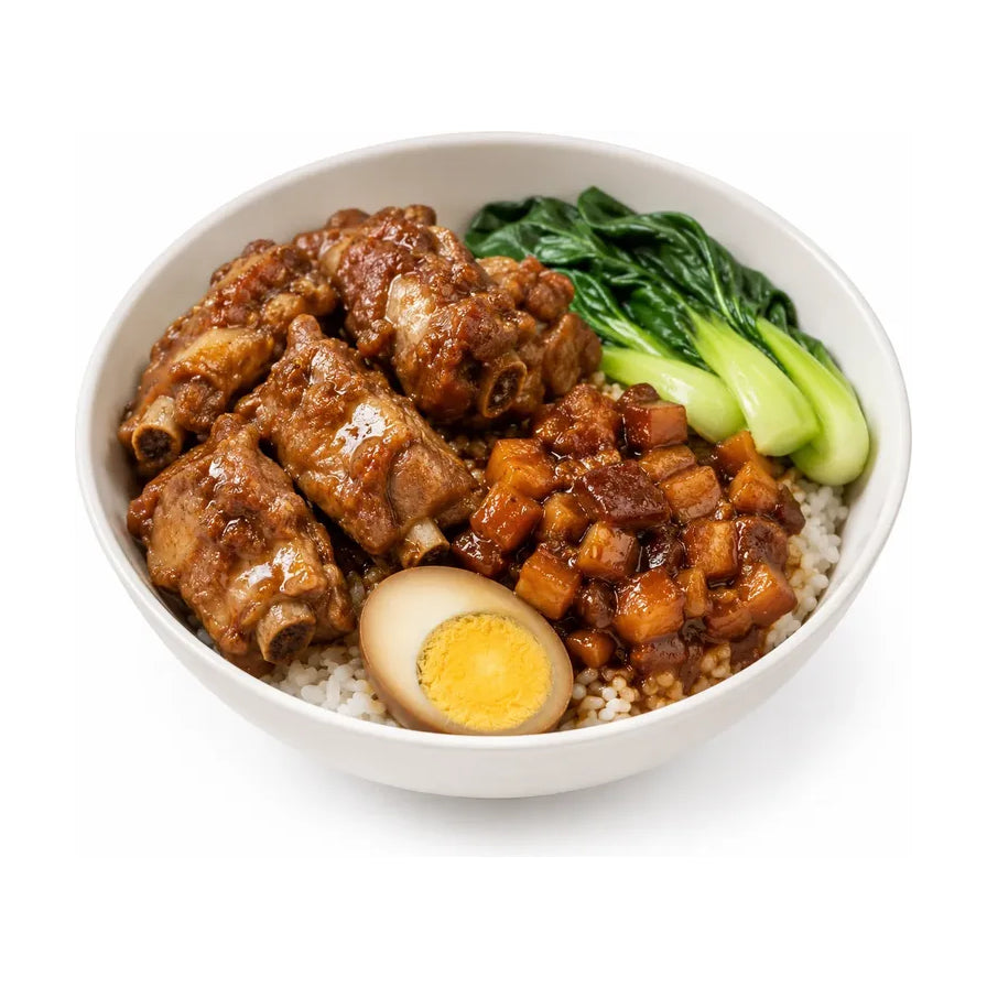 港式排骨卤肉饭双拼便当，包含色泽红亮的排骨、浓郁卤肉、半颗卤蛋和新鲜青菜，搭配白米饭。