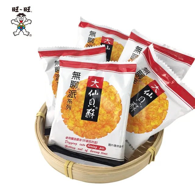 旺旺大仙贝酥产品特写，展示金黄酥脆的圆形米饼纹理