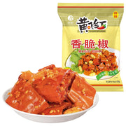 黄飞红香脆椒微辣味零食特写，展示去籽辣椒与大颗花生的酥脆质感