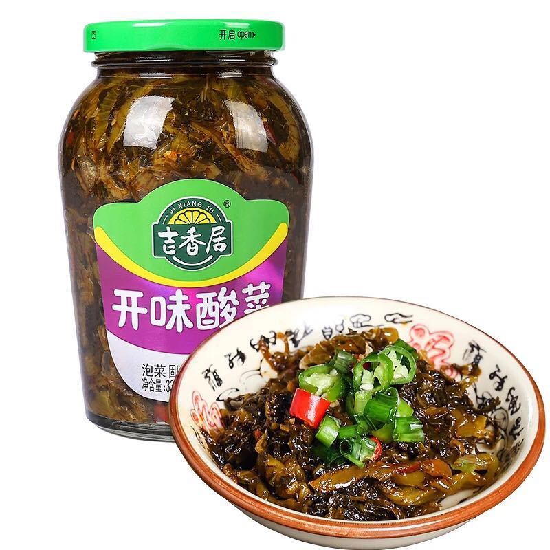 吉香居酸菜产品细节图，展示脆嫩芥菜质地与色泽