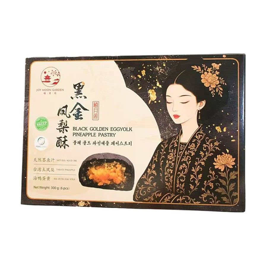 禧月阁黑金凤梨酥包装盒，黑色背景印有古风仕女图，展示了切开的黑金凤梨酥，可见天然墨鱼汁外皮、凤梨内馅和海鸭蛋黄。