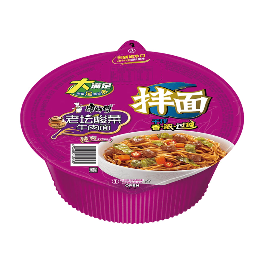 康师傅老坛酸菜牛肉干拌面，紫色碗装，包装上标有大满足份量和滤水口设计。