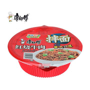 康师傅红烧牛肉干拌面，红色碗装，展示了经典的红烧牛肉拌面成品图。