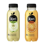 两瓶 Keri 澳洲新鲜果汁，左侧为苹果汁，右侧为橙汁，瓶身印有水果图案及无添加糖等说明。