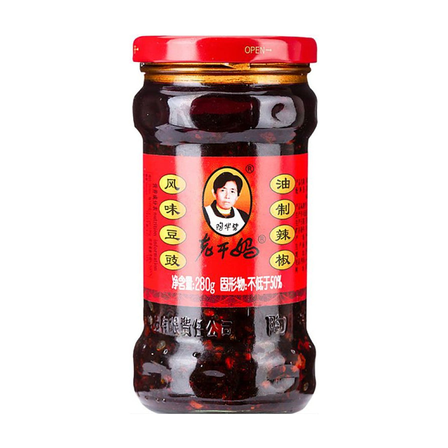 老干妈风味豆豉油制辣椒280克玻璃瓶装，红色标签印有陶华碧头像，展示经典油制辣椒酱外观。