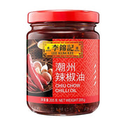李锦记潮州辣椒油玻璃瓶装正面图，红色瓶盖，标签印有辣椒、大蒜图案及中英文产品名称，净含量205克。