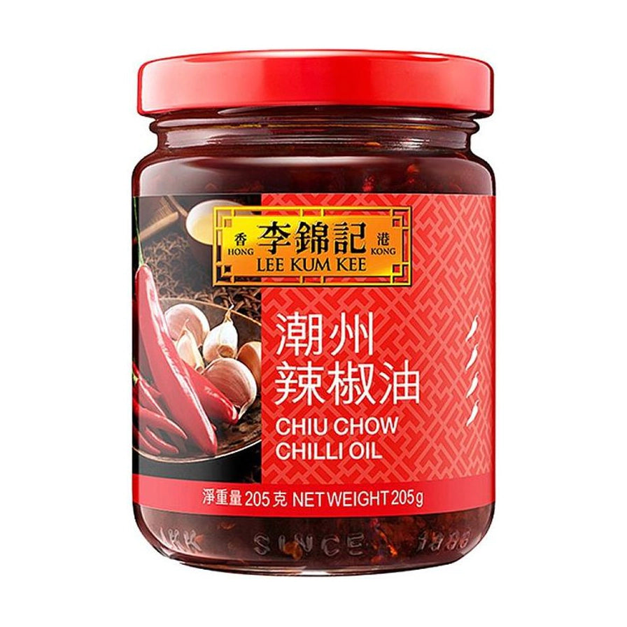 李锦记潮州辣椒油玻璃瓶装正面图，红色瓶盖，标签印有辣椒、大蒜图案及中英文产品名称，净含量205克。