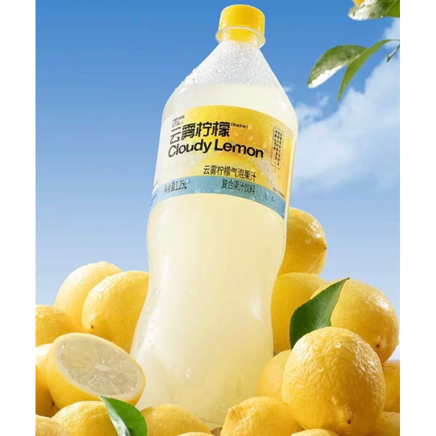 柠檬共和国云雾柠檬气泡果汁1.25L大瓶装，置于一堆新鲜柠檬中，背景为蓝天白云，展现清爽氛围。
