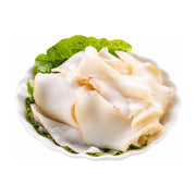 林一厨深海螺片，白色瓷盘中盛放着切好的乳白色螺肉片，底部垫有绿色生菜叶，背景为纯白色。