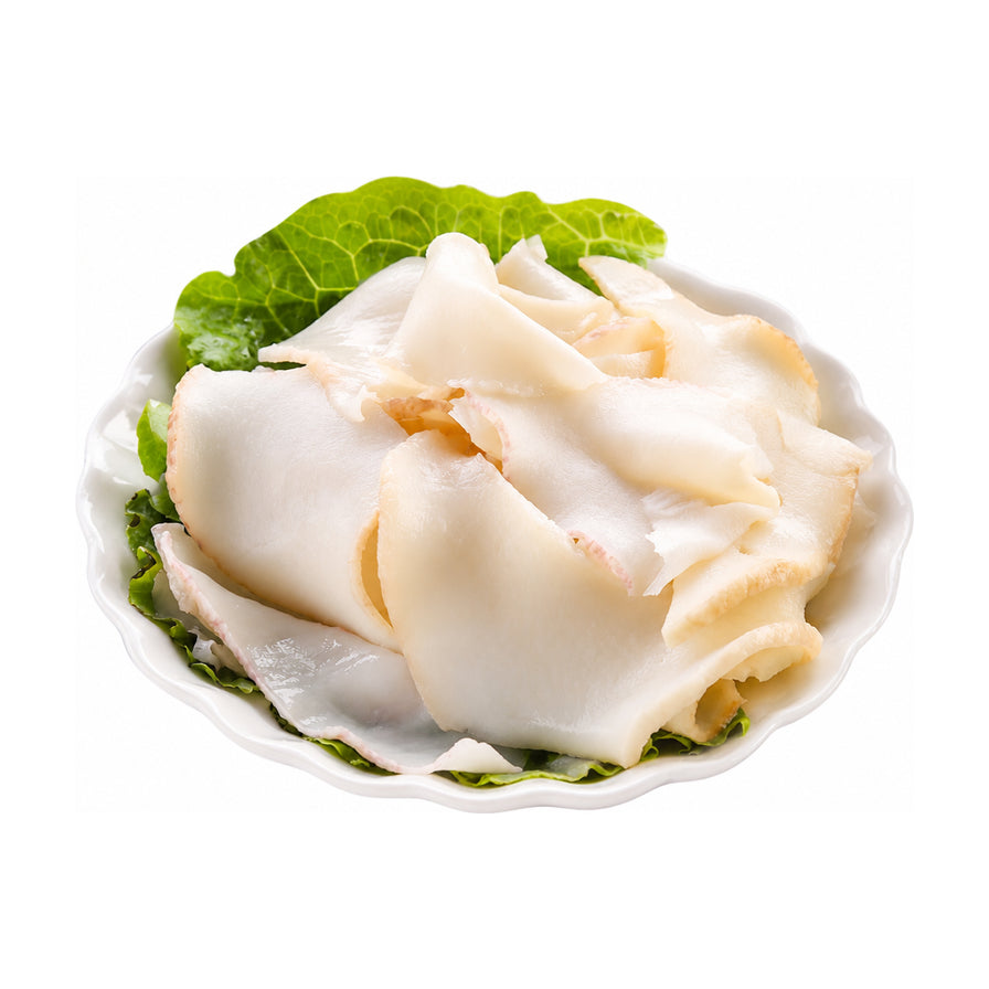 林一厨深海螺片，白色瓷盘中盛放着切好的乳白色螺肉片，底部垫有绿色生菜叶，背景为纯白色。