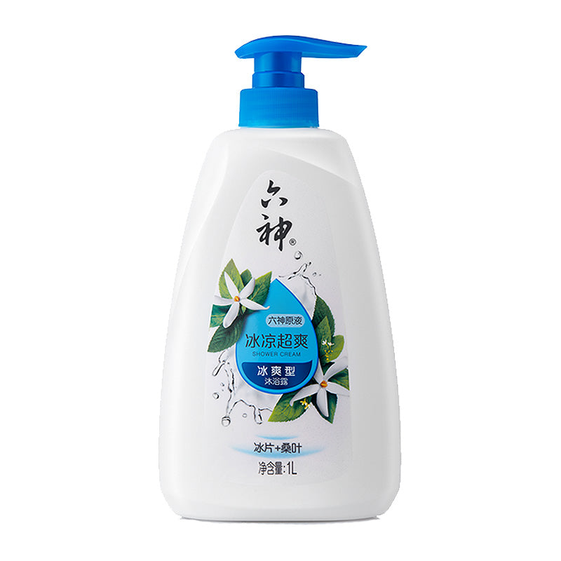 六神冰凉超爽沐浴露 1L 泵头装正面图，白色瓶身配蓝色按压泵，标签含冰片与桑叶图案。