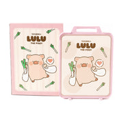 白色背景下的Lulu猪粉色抗菌菜板及其包装盒，菜板带有提手设计，中心印有可爱的Lulu猪手拿大葱的卡通图案。