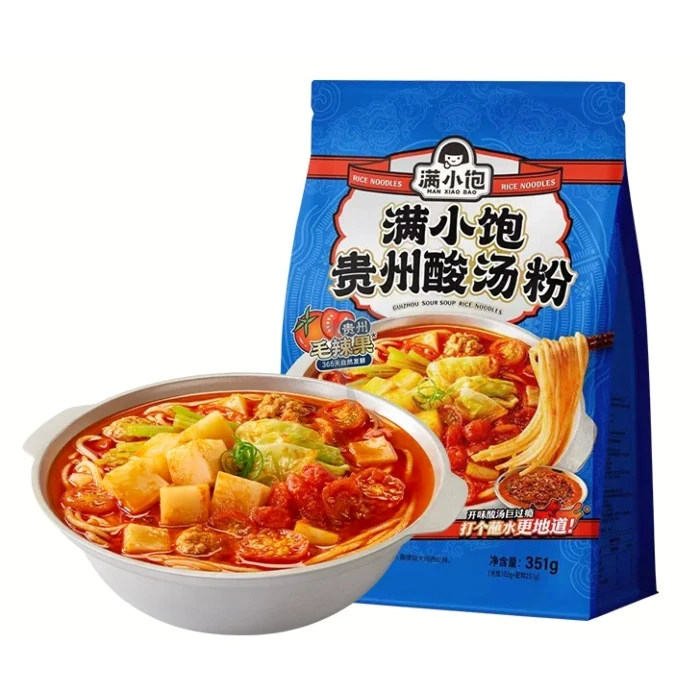 煮好的贵州酸汤粉特写，粗米粉搭配吸满汤汁的响铃卷