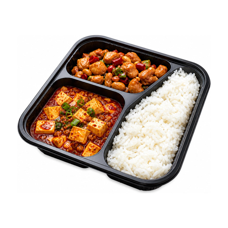 黑色三格便当盒，内含麻婆豆腐、宫保鸡丁和白米饭，白色背景。