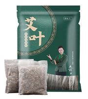 艾叶草本泡浴包绿色大包装袋及两个独立透明内袋展示，包装上印有代言人形象。