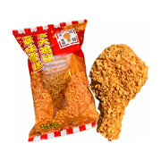 耐米一只大鸡腿香草味雪糕，展示了红色包装袋以及一支外层裹满酥脆颗粒的鸡腿造型冰淇淋，白色背景。