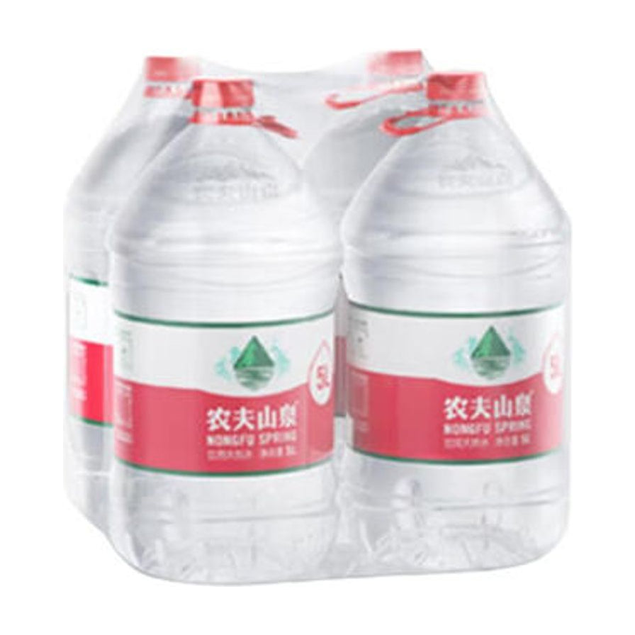 农夫山泉5L*4桶囤货装，四桶水被透明塑封膜包装在一起的整体展示。